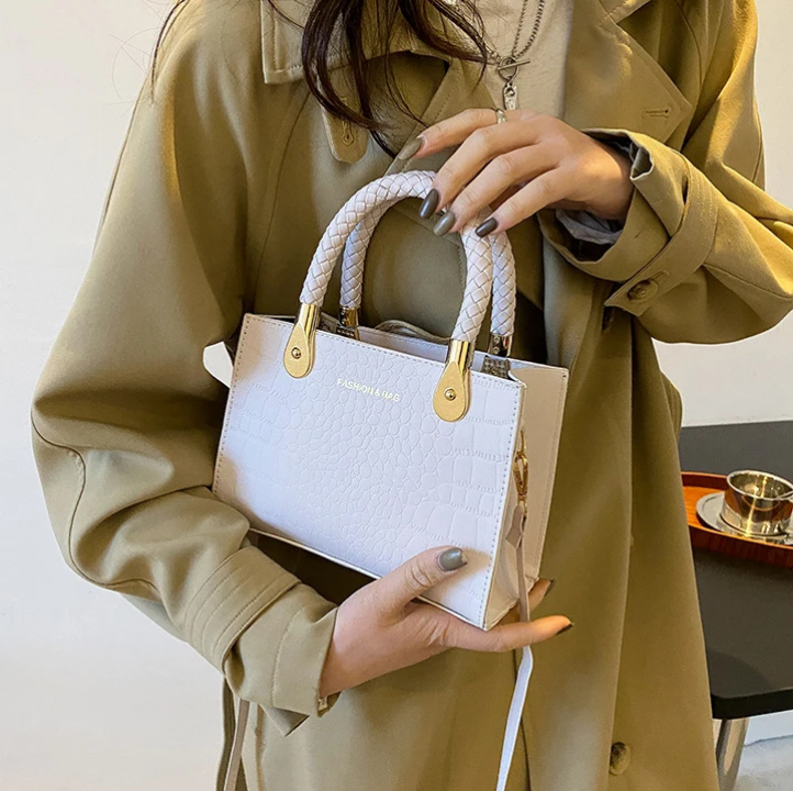 Sac à main vert croco tendance avec poignées tressées et chaîne réglable