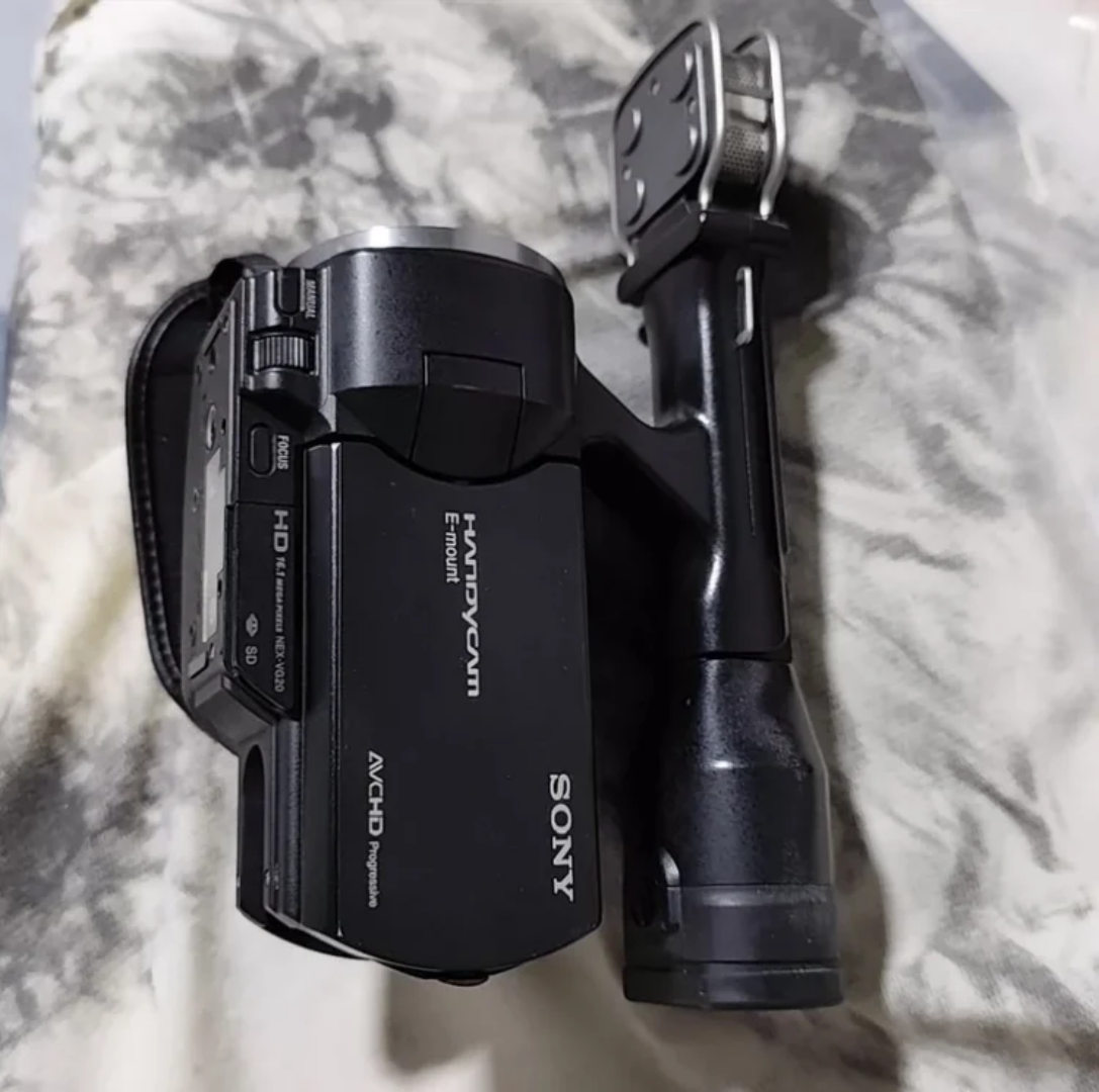 Sony NEX-VG10E – Caméscope Numérique Full HD à Objectifs Interchangeables (Monture E, Capteur APS-C 14.2 MP, Zoom Optique 11x)